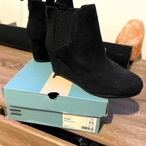 Toms Kayley black suede short bootie